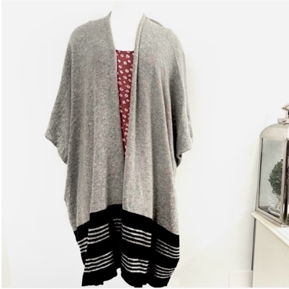 MADELEINE THOMPSON Gray Poncho Sweater One Size - Picture 1 of 9